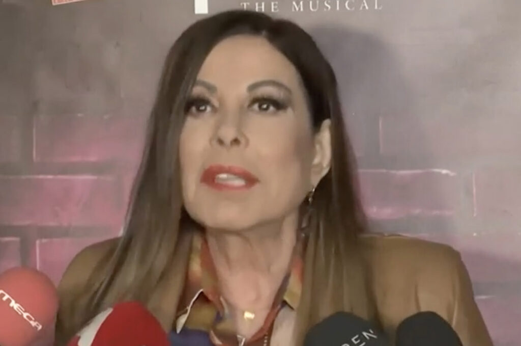 Άντζελα-Δημητρίου:-Αναπάντεχη-έκπληξη-στο-σπίτι-της-κόρης-της-–-Τα-φώτα-έσβησαν-και-μπροστά-της-εμφανίστηκαν…
