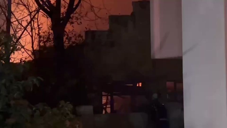 Νύχτα-τρόμου-στα-Πατήσια-–-Ξέσπασε-μεγάλη-φωτιά-–-Κλείνουν-δρόμοι,-εκκενώνονται-πολυκατοικίες