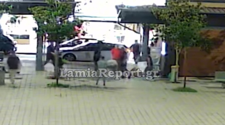 Λαμία:-Με-το-στόμα-ανοικτό-οι-περαστικοί!-–-Σκηνικό-ταινίας-στην-πλατεία-–-Δύο-άνδρες…-(Βίντεο)
