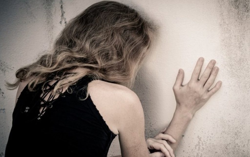 Πετρούπολη:-Εφιάλτης-για-46χρονη-οδηγό!-–-Το-στενό,-ο-καβγάς,-ο-γιος-και…
