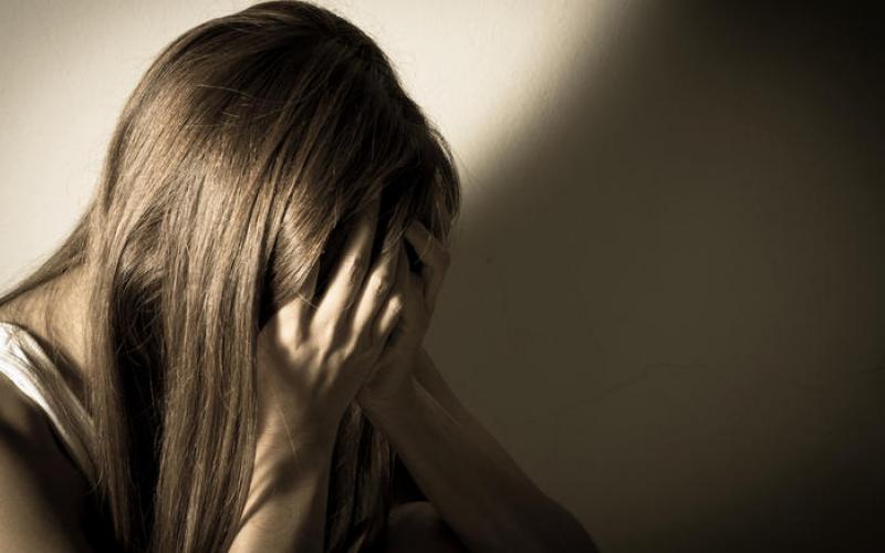 Σοκαριστικό-περιστατικό!-Ελληνίδα-έτρωγε-άγριο-ξύλο-από-τον-σύντροφό-της,-γιατί-ο-καναπές…
