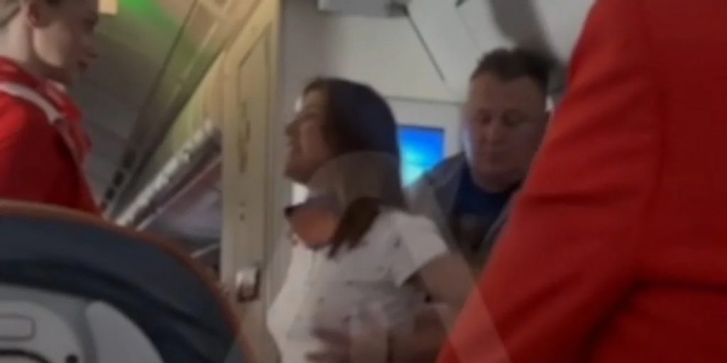 Γυναίκα-σε-αμόκ-σε-αεροπορική-πτήση:-“Όχι,-όχι!…”-–-Σε-σοκ-οι-επιβάτες-–-Ήθελα-να-πάει…(Βίντεο)