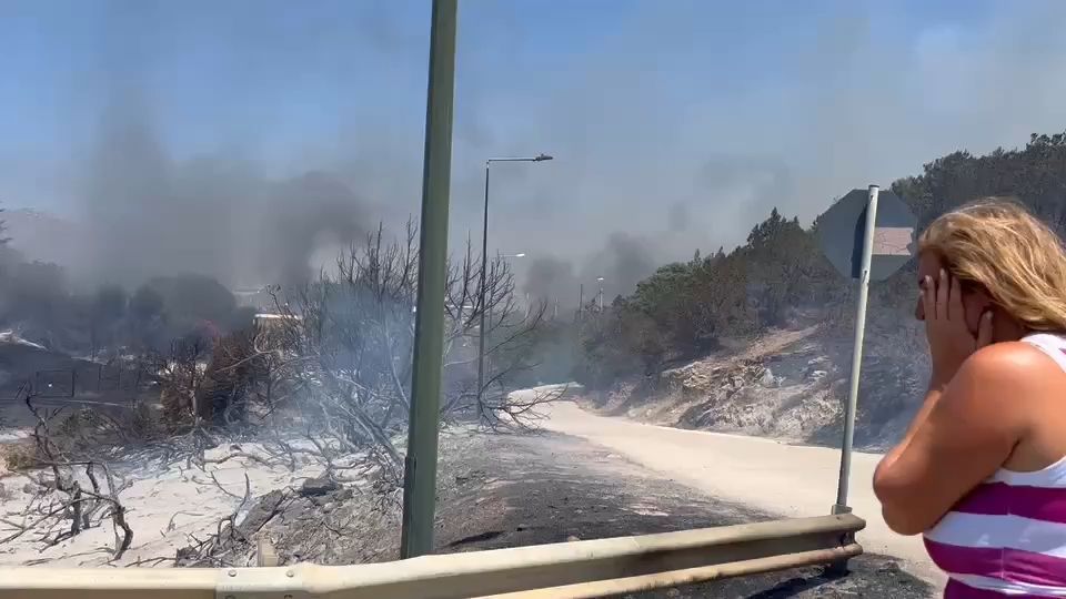 Πύρινη-κόλαση-στην-Παλαιά-Φώκαια-–-Εγκλωβισμοί-ηλικιωμένων-και-παιδιών-–-«Καίγονται-τα-σπίτια-μας»-ουρλιάζουν-οι-κάτοικοι-(Βίντεο)