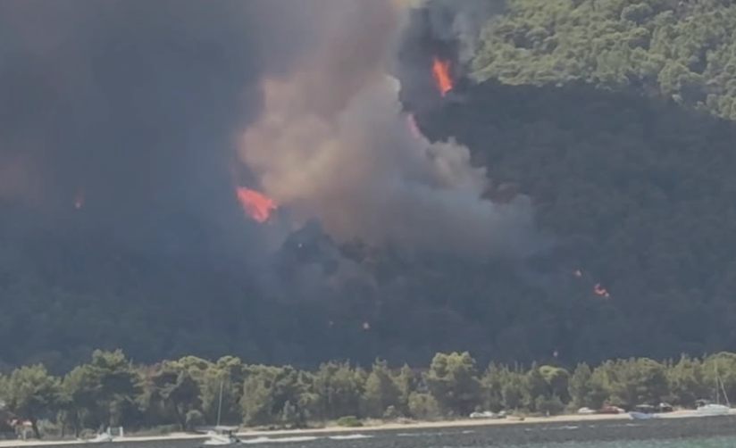 Έκτακτο-–-Μεγάλη-φωτιά-τώρα-σε-εξέλιξη-–-Καίει-πυκνό-δάσος,-κοντά-σε-κάμπινγκ…