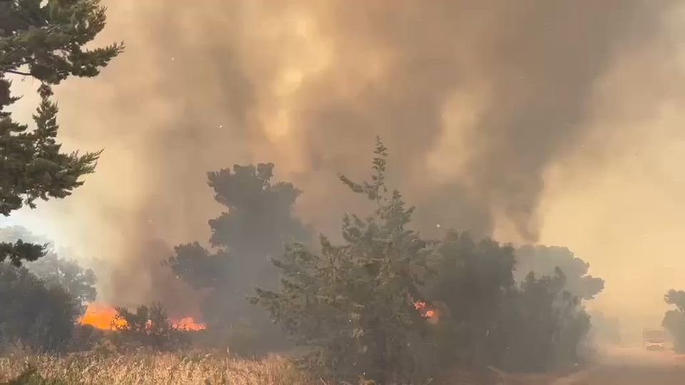 Έκτακτο-–-Ανεξέλεγκτες-διαστάσεις-έχει-πάρει-φωτιά-στην-Αττική-–-Εκκένωση-περιοχών-–-Κλέινουν-δρόμοι-–-Καθυστέρηση-πτήσεων