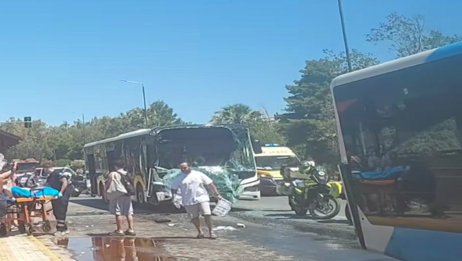 Έκτακτο-–-Σοκαριστική-εξέλιξη-για-τη-σφοδρή-σύγκρουση-των-2-λεωφορείων-στη-Βούλα-–-Υπάρχουν-πολλά-παιδιά-που…