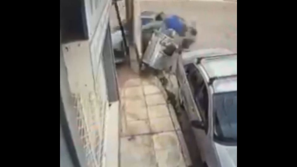 Ίλιον:-Η-σοκαριστική-στιγμή-που-η-βόλτα-των-παππούδων-με-το-εγγόνι-μετατράπηκε-σε-εφιάλτη-–-Οι-περαστικοί-κρατούσαν-το-κεφάλι-τους-(Βίντεο)