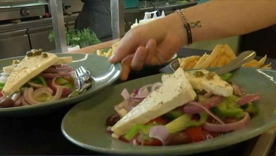 Πάρος:-Αδιανόητο!-«Δεν-μπορείς-να-κοροϊδεύεις-τον-κόσμο-έτσι”-–-Ελληνίδα-τουρίστρια-“χρυσοπλήρωσε”-την-χωριάτικη,-γιατί-ζήτησε…