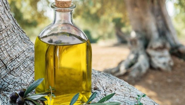 Πώς-θα-καταλάβετε-ότι-το-ελαιόλαδο-έχει-χαλάσει-–-Το-απλό-κόλπο-που-δείχνει-αν-είναι-καλής-ποιότητας