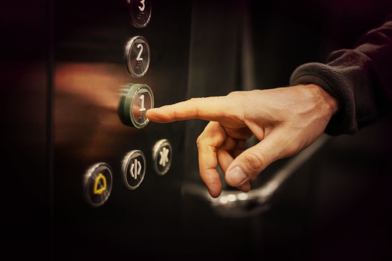 Λάρισα:-Σοκαριστικό-περιστατικό-σε-πολυκατοικία!-–-Ο-θόρυβος-ήταν-εκκωφαντικός-–-Πήγε-να-επισκεφθεί-φίλη-της-και-ξαφνικά…