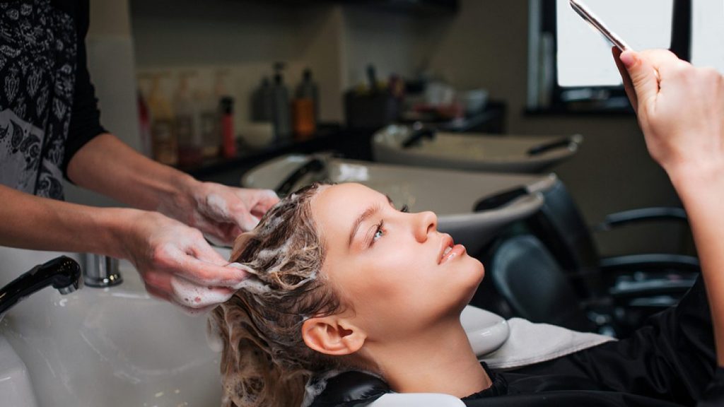 Πώς-συνδέεται-το-κομμωτήριο-με-το-εγκεφαλικό-επεισόδιο-–-Ποιο-σύμπτωμα-σε-προειδοποιεί