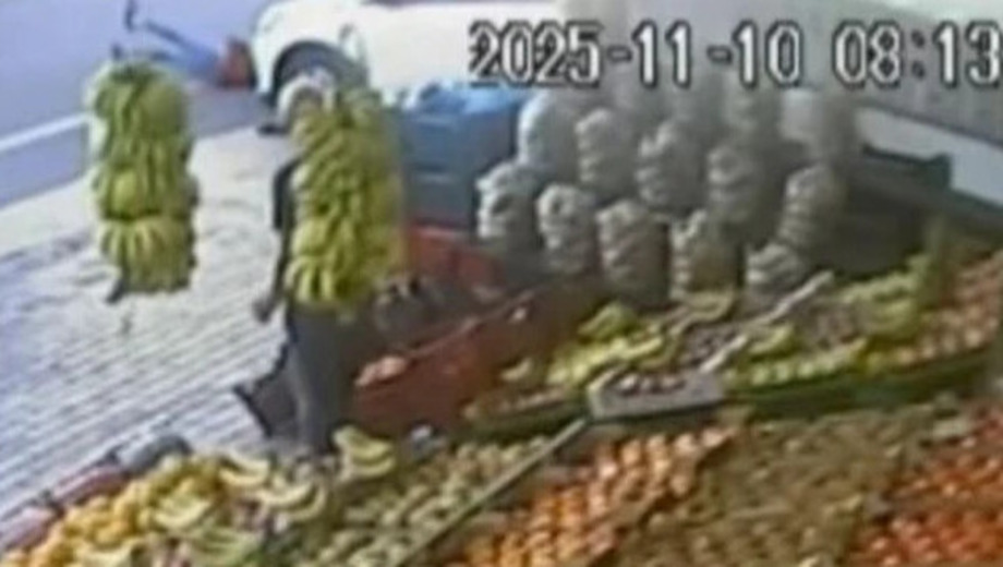 Ηράκλειο-Κρήτης:-Σκηνή-ταινίας-τρόμου!-Η-στιγμή-που-η-60χρονη-πετάγεται-στον-“αέρα”-και-έξω-από-μανάβικο…-(Βίντεο-σοκ)