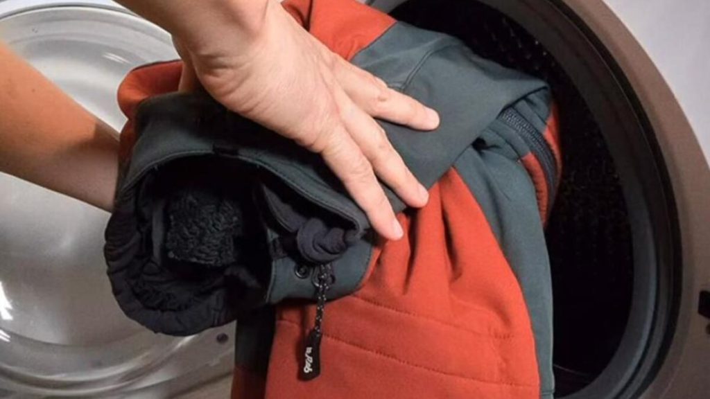 Ένα-απίστευτο-κόλπο-στο-πλυντήριο,-για-να-έχετε-αφράτο-πουπουλένιο-μπουφάν!-Λίγοι-το-γνωρίζουν…