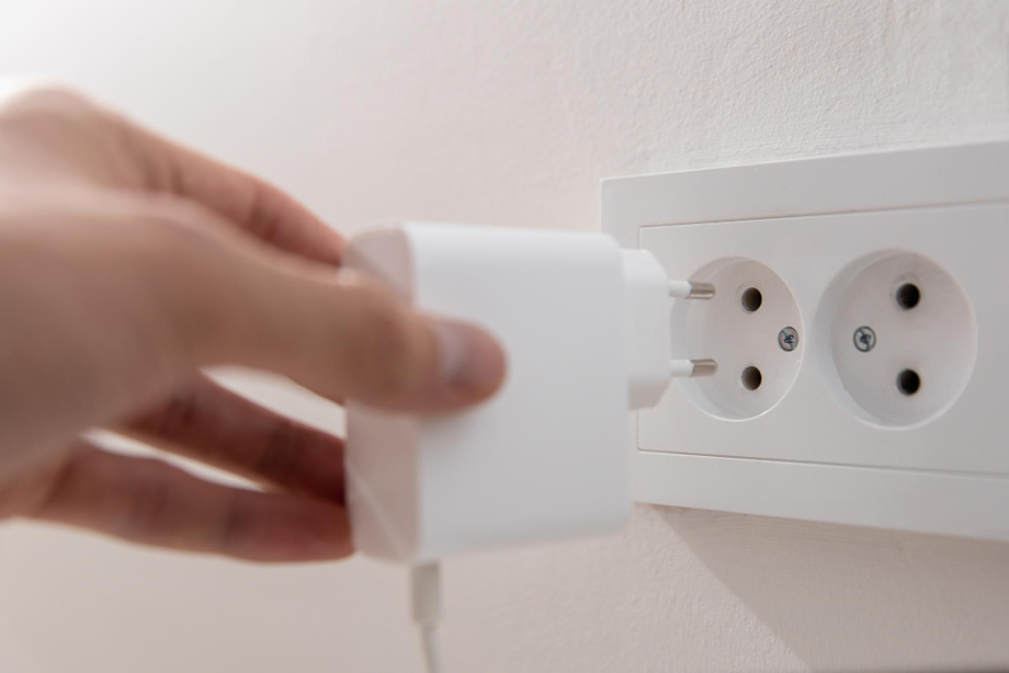 Βγάλτε την από την πρίζα: Η αθώα συσκευή που φουσκώνει το λογαριασμό ρεύματος και δεν παίρνεις χαμπάρι Βγάλτε-την-από-την-πρίζα:-Η-αθώα-συσκευή-που-φουσκώνει-το-λογαριασμό-ρεύματος-και-δεν-παίρνεις-χαμπάρι