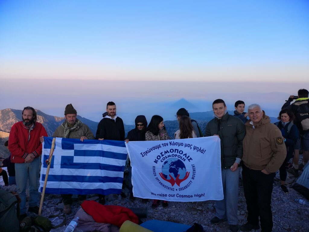 Η-Κίνηση-Οργανικότητας-ΚΟΣΜΟΠΟΛΙΣ-στο-αρχαίο-ΤΑΛΕΤΟΝ,-στην-κορυφή-(Πυραμίδα)-του-Ταϋγέτου,-στα-2407μ!