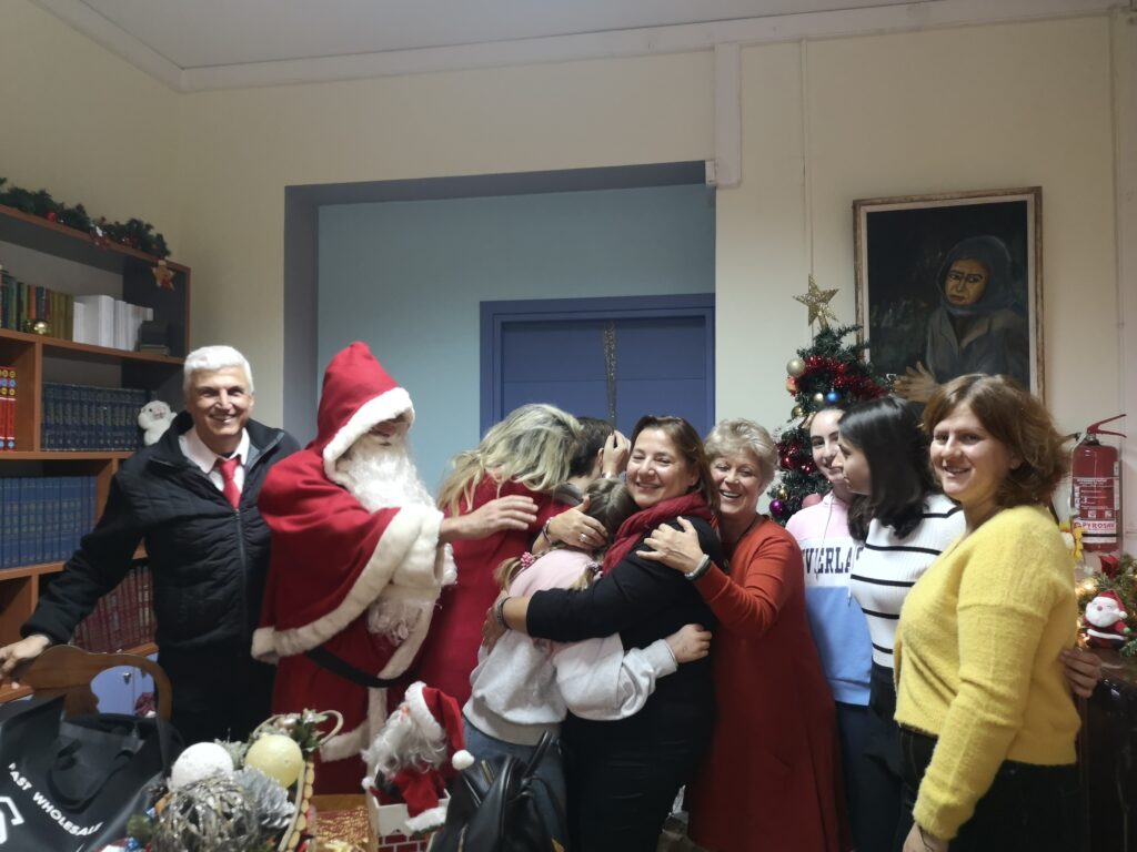 ΚΟΣΜΟΠΟΛΙΣ-και-ΙΩΝΙΔΕΣ-στην-Εταιρεία-Προστασίας-Ανηλίκων-Πειραιά-και-στην-Χριστουγεννιάτικη-αγορά-της-ΕΣΤΙΑΣ