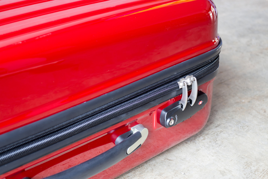 Αδιανόητο περιστατικό! Έπιανε το κεφάλι της… – Άνοιξαν τη βαλίτσα και βρήκαν…