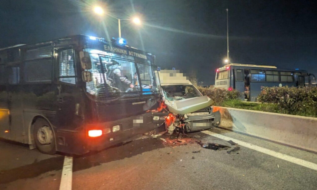 Ασθενοφόρο που μετέφερε ασθενείς έπεσε πάνω σε κλούβα στο αγροτικό μπλόκο στην …