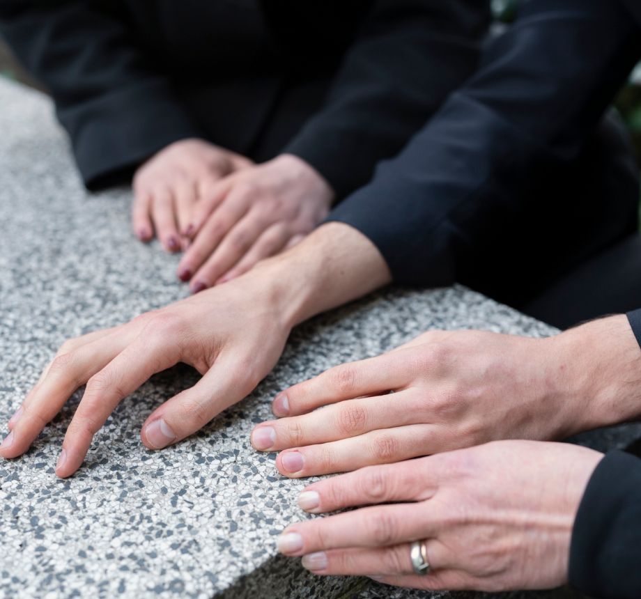 Άγιοι-Ανάργυροι:-Φρικιαστικό-περιστατικό!-Πήγε-στο-νεκροταφείο,-άρπαξε-τα-ο@@@-του-συζύγου-της-και…