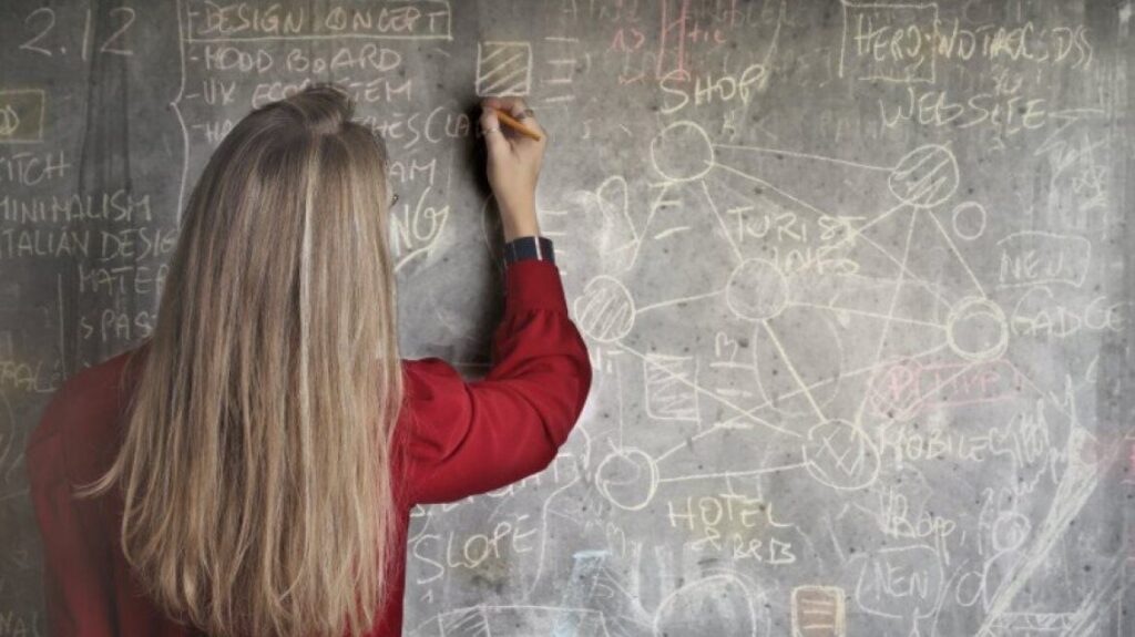 Σέρρες:-Φρικιαστικό-και-πρωτάκουστο-περιστατικό-με-καθηγήτρια!-–-Πήρε-ταινία-και…