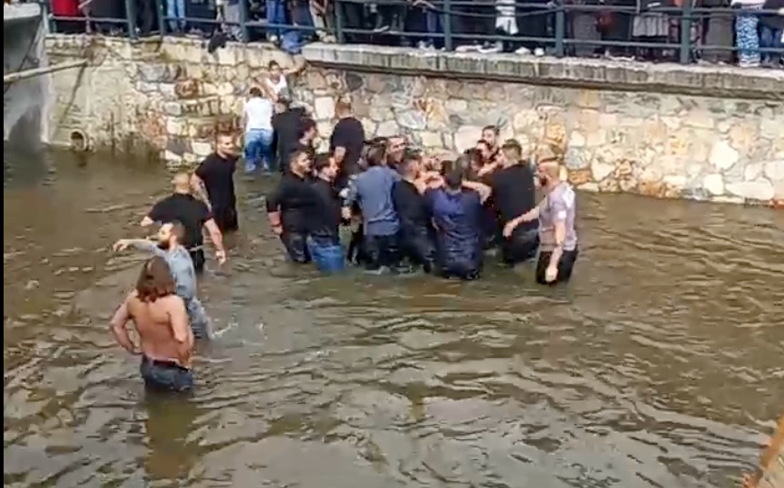 Φλώρινα – Θεοφάνεια: Ο κακός χαμός! Απίστευτες εικόνες! Πιάστηκαν στα χέρια για τον σταυρό – Ο Δένδιας…(Βίντεο σοκ)