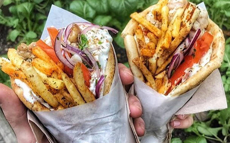 Ελλάδα: «Καλά δεν ντρέπεσαι; Είσαι μ@@@@@» – Ο κόσμος έπεσε να τον “φάει” – Φορτηγατζής πήγε να πάρει σουβλάκια και…(Βίντεο περιστατικού)