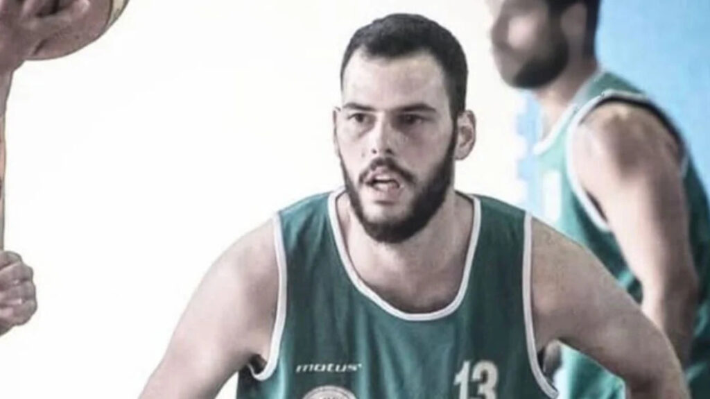 Το οικογενειακό δράμα πίσω από τον θάνατο του Έλληνα μπασκετμπολίστα στο παρκέ – Μόνο σε ταινίες… Το-οικογενειακό-δράμα-πίσω-από-τον-θάνατο-του-Έλληνα-μπασκετμπολίστα-στο-παρκέ-–-Μόνο-σε-ταινίες…