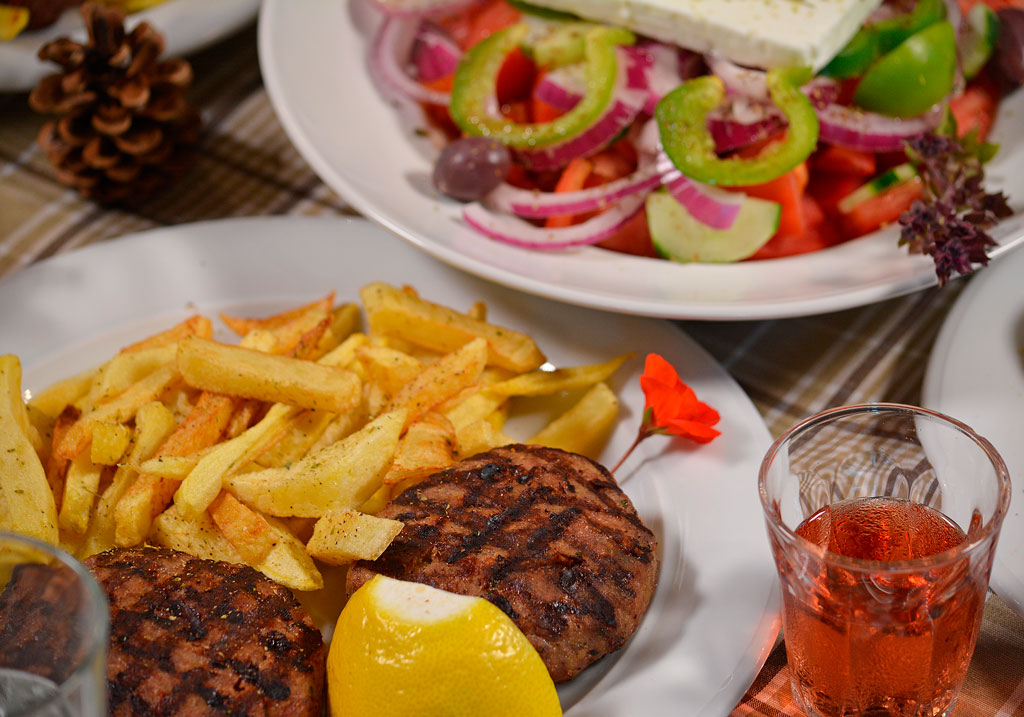 Ελλάδα:-Σοκαριστικό-ατύχημα-σε-ταβέρνα!-Εφιαλτικές-στιγμές!-–-Τρώγανε-στα-τραπέζια-τους-και-ξαφνικά…