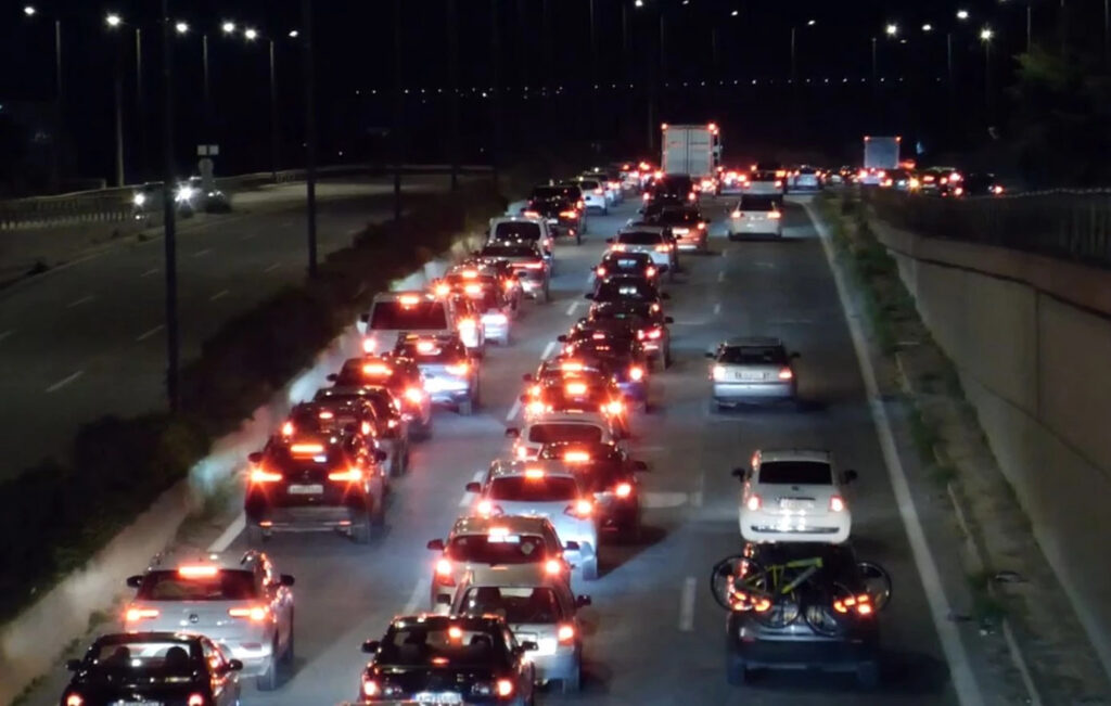 Ελλάδα:-Έκτακτο-–-Χάος-στις-Εθνικές-Οδούς!-–-Ατελείωτες-ουρές-χιλιομέτρων-στη…