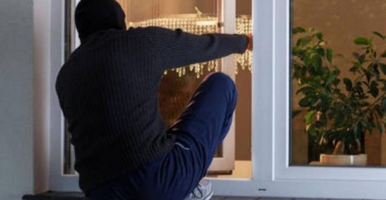 Ελλάδα – Η διάρρηξη πήρε απρόσμενη τροπή! Αθεόβοφος ο κλέφτης! Τον έψαχναν μέσα στο κατάστημα και… Ελλάδα-–-Η-διάρρηξη-πήρε-απρόσμενη-τροπή!-Αθεόβοφος-ο-κλέφτης!-Τον-έψαχναν-μέσα-στο-κατάστημα-και…