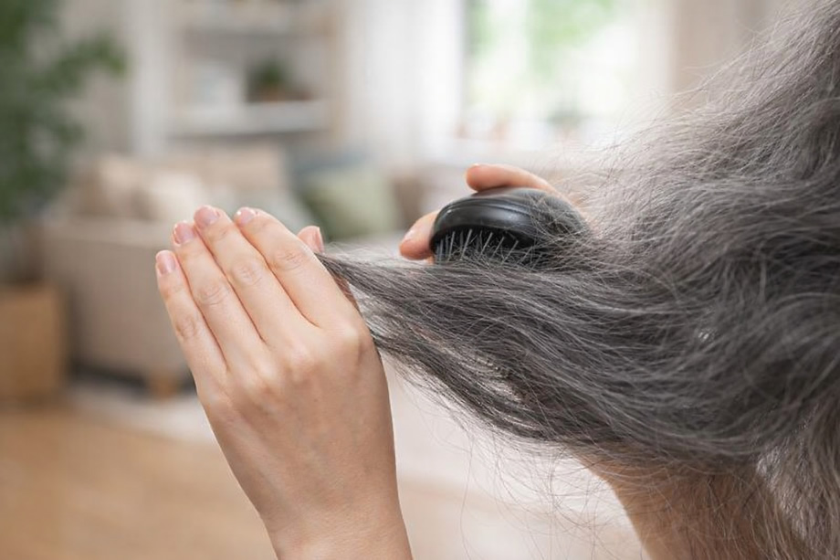 Έτσι θα τιθασεύσετε τα γκρίζα μαλλιά, μετά τα 50, χωρίς φριζάρισμα – Θα δείχνετε πάντα περιποιημένες