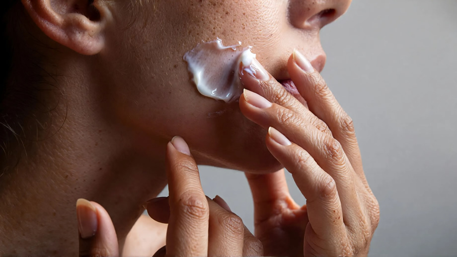 5 μυστικά για να δείχνει ο λαιμός νεανικός, μετά τα 50, χωρίς χαλάρωση και ρυτίδες! 5-μυστικά-για-να-δείχνει-ο-λαιμός-νεανικός,-μετά-τα-50,-χωρίς-χαλάρωση-και-ρυτίδες!