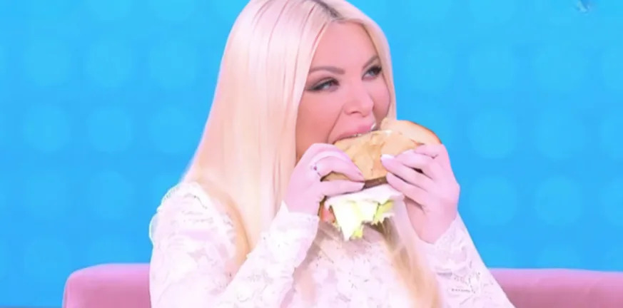 Καινούργιου:-Τα-“πήρε”-στο-κρανίο-–-Αμηχανία-στο-πλατό!-“Γιατί,-ρε,-παιδάκι-μου;”-Την-ώρα-που-έτρωγε,-ξαφνικά-,-οι-κάμερες…(Βίντεο)