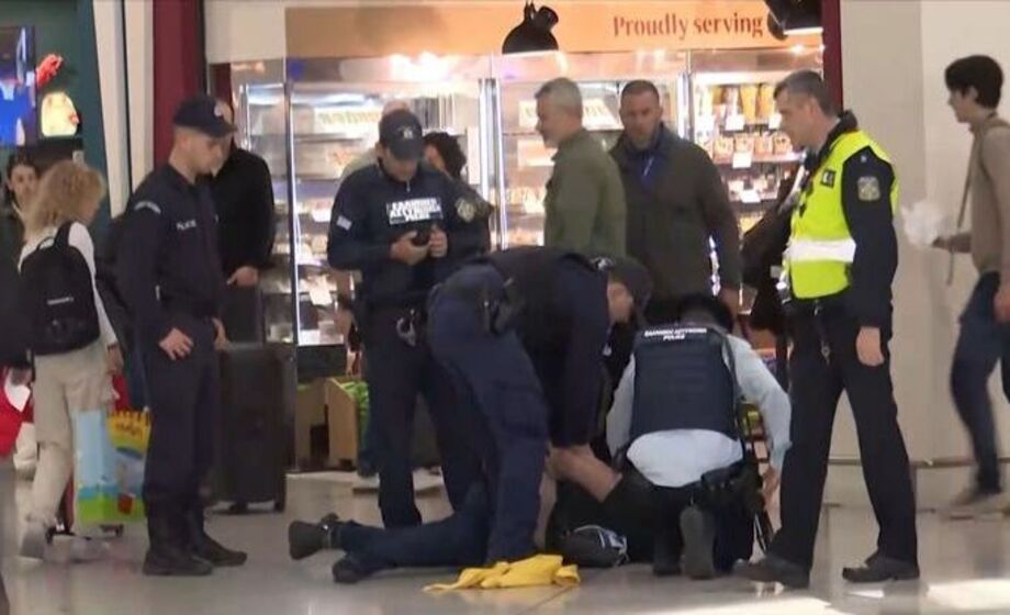 Χαμός-στο-Ελ.-Βενιζέλος!-–-“Πάγωσαν”-όσοι-είδαν-το-περιστατικό-–-Βρίσκονταν-στην-ουρά-και-ξαφνικά…(Βίντεο)