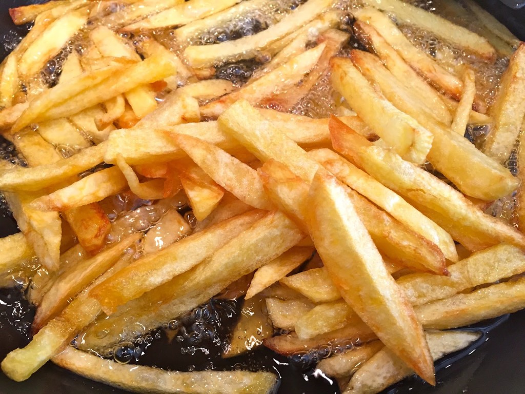 Τηγανητές-πατάτες-πιο-ελαφριές,-αλλά-χωριάτικες-σαν-της-γιαγιάς;-Αυτό-είναι-μυστικό!-–-Δεν-πάει-το-μυαλό-σας…