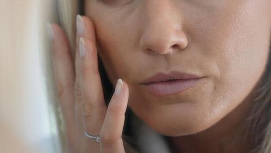 5-χρώματα-μαλλιών-που-«σβήνουν»-χρόνια-από-το-πρόσωπο-–-Χαρίζουν-φρεσκάδα-και-ανανεώνουν!