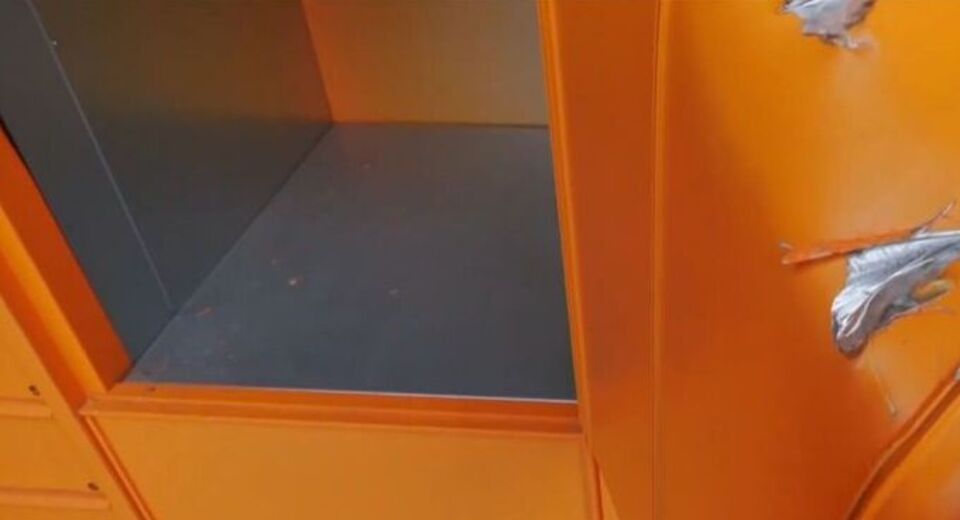 Πρωτοφανές-περιστατικό-στην-Καβάλα!-Άκουγαν-χτυπήματα-μέσα-από-τη-θυρίδα-παραλαβής-δεμάτων-και-ξαφνικά…(Βίντεο)