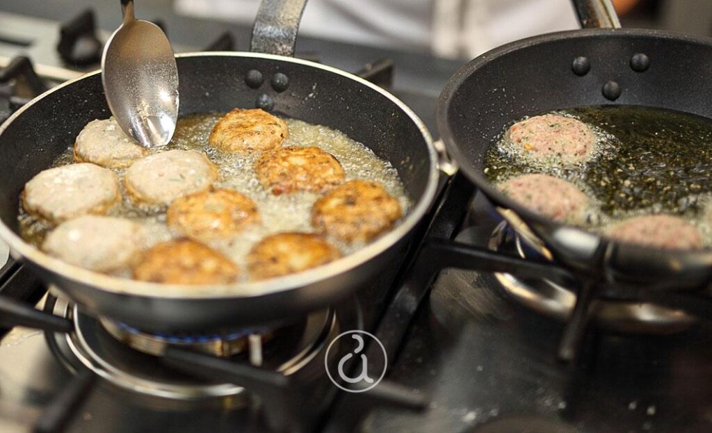 Γιατί διαλύονται τα κεφτεδάκια στο τηγάνι; Λάθος στη ζύμη; To τρικ που λίγοι γνωρίζουν και γίνονται τραγανά Γιατί-διαλύονται-τα-κεφτεδάκια-στο-τηγάνι;-Λάθος-στη-ζύμη;-to-τρικ-που-λίγοι-γνωρίζουν-και-γίνονται-τραγανά