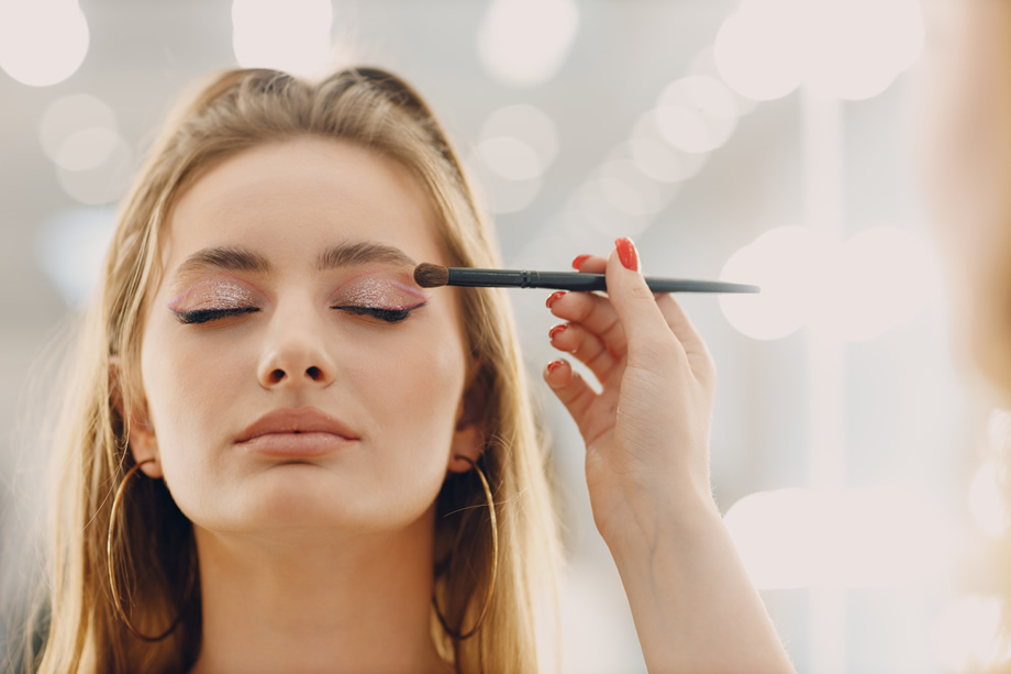 Μετά-τα-40,-αυτή-η-σκιά-ματιών-κάνει-φυσικό-λίφτινγκ!-Θα-φαίνεται-ξεκούραστο-και-φρέσκο-το-βλέμμα