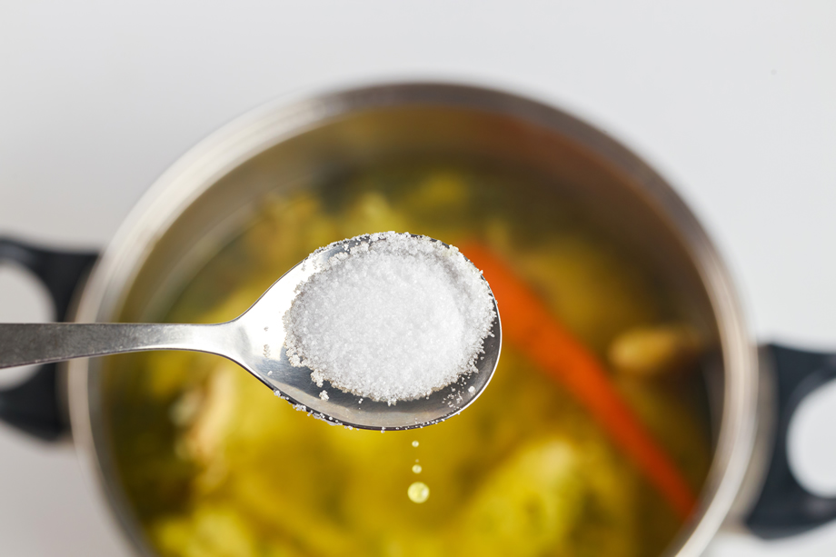 Ρίξατε-πολύ-αλάτι-στο-φαγητό-και-το-κάνατε-λύσσα;-Το-κόλπο-που-δεν-θα-σας-έχουν-πει-για-να-το-σώσετε!