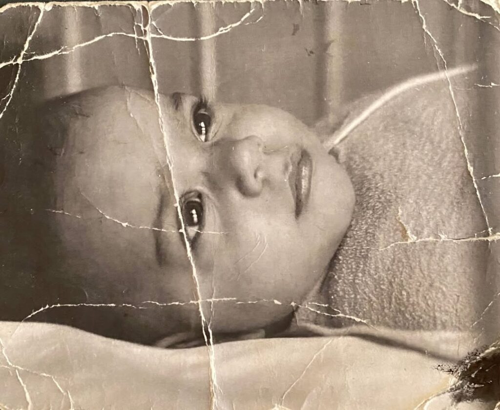 Το-μωρό-της-φωτογραφίας-είναι-γνωστή-Ελληνίδα-ηθοποιός-και-σήμερα-γίνεται-48-ετών-–-Την-αναγνωρίζετε;