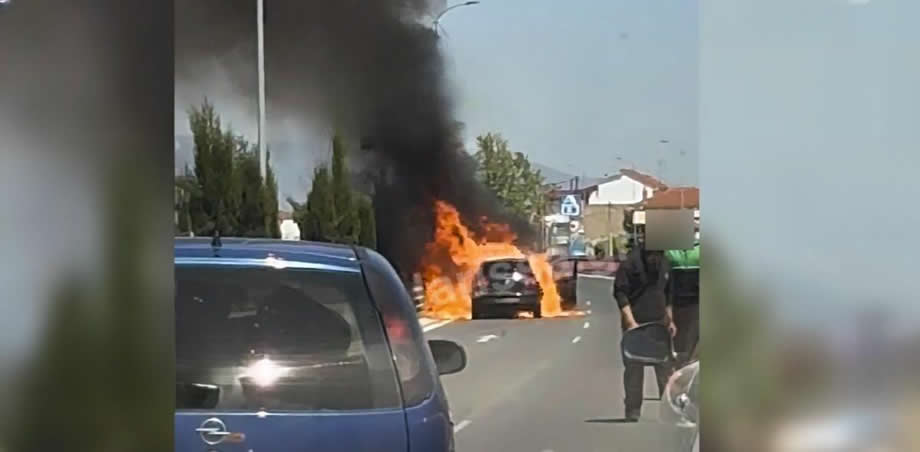 Ελλάδα:Σοκαριστικές-εικόνες:-Αυτοκίνητο-τυλίχθηκε-στις-φλόγες-στη-μέση-του-δρόμου