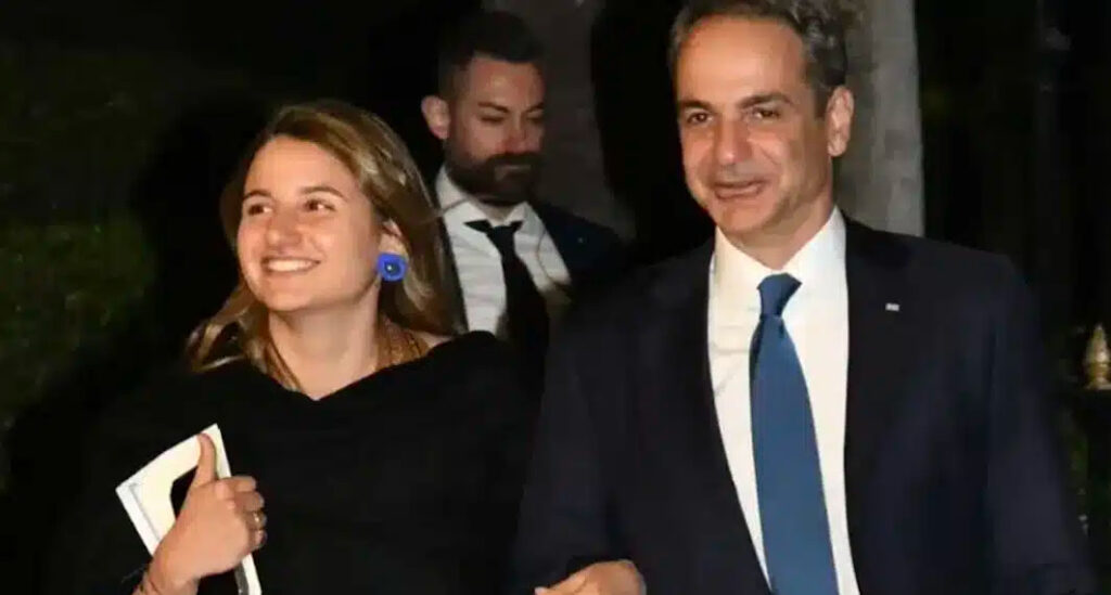 Κυριάκος-Μητσοτάκης:-Με-την-κόρη-του,-Δάφνη-εμφανίστηκε-στο-χθεσινοβραδινό-δείπνο-με-τον-Εμανουέλ-Μακρόν-στο-Προεδρικό-Μέγαρο