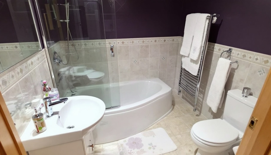 Όλοι-χαλάνε-αυτό-το-προϊόν-ομορφιάς-χωρίς-να-το-γνωρίζουν,-απλώς-κρατώντας-το-στο-μπάνιο-–-Βγάλτε-το,-αμέσως!