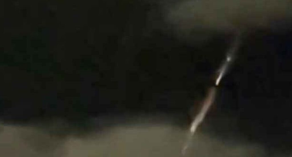 Ελλάδα:-Θρίλερ!-Μυστήριο-με-φλεγόμενα-αντικείμενα-που-έπεφταν-από-τον-ουρανό-στη…(Βίντεο)