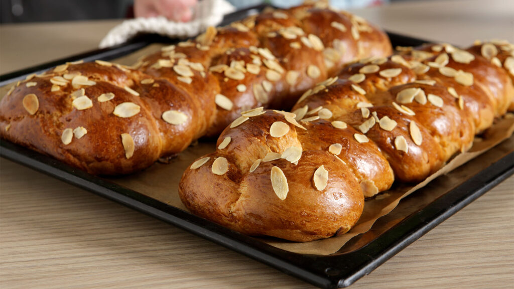 Αφράτο-τσουρέκι-σαν-του-φούρνου:-Η-τέλεια-συνταγή-για-να-το-φτιάξεις-σπίτι!