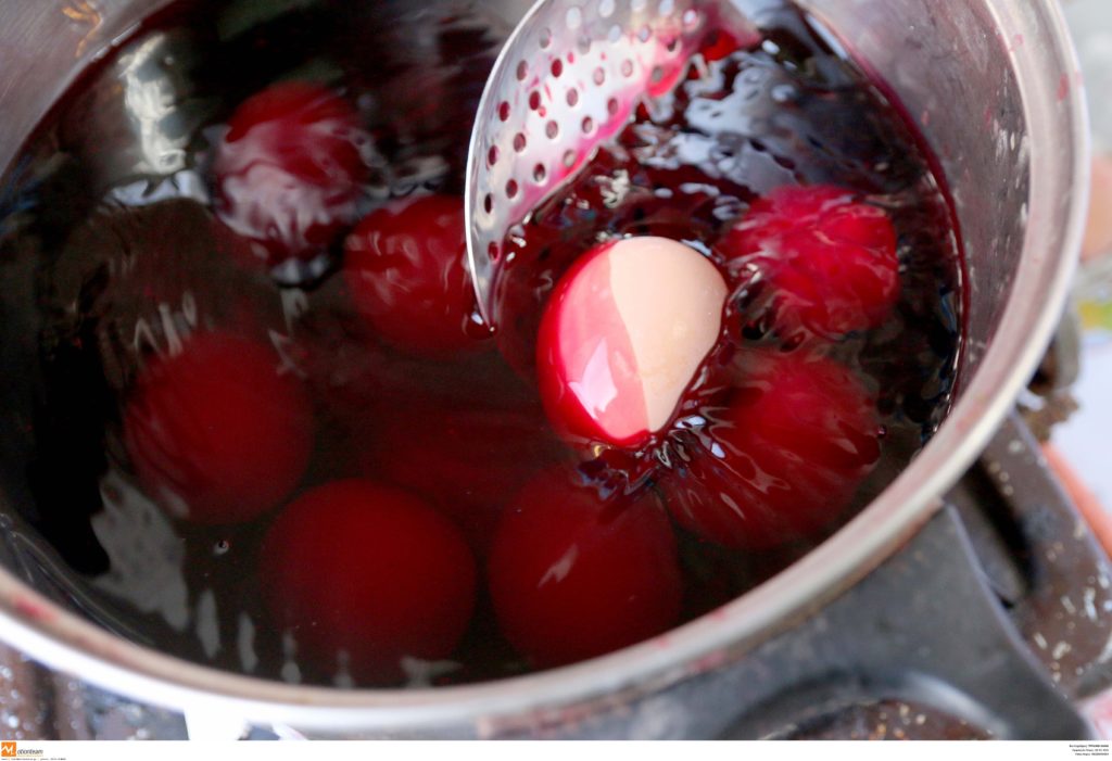 Χωρίς-χημικά-&-τοξικές-ουσίες!-Έτσι-θα-βάψετε-πασχαλινά-αυγά,-όπως-στα-παλιά-τα-χρόνια-–-Το-κόλπο-για-βαθύ-κόκκινο-χρώμα-Ο-παραδοσιακός-τρόπος