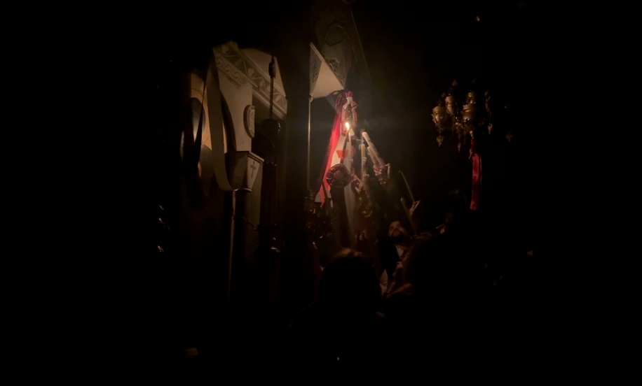 Ελλάδα:-Δεν-ξανάγινε-αυτό-σε-Ανάσταση!-Σε-αμηχανία-ο-ιερέας-και-οι-πιστοί-–-“Ωωωωω…!”-(Βίντεο)