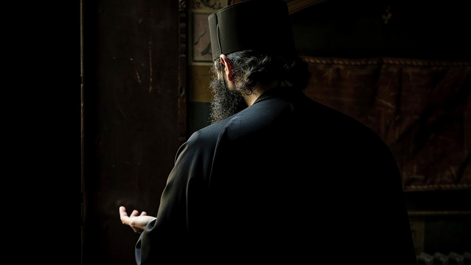 Ελλάδα:-Σοκαριστικό-και-πρωτοφανές-περιστατικό-με-μοναχό!-Αφού-τον-έβαλαν-σε-ασθενοφόρο…