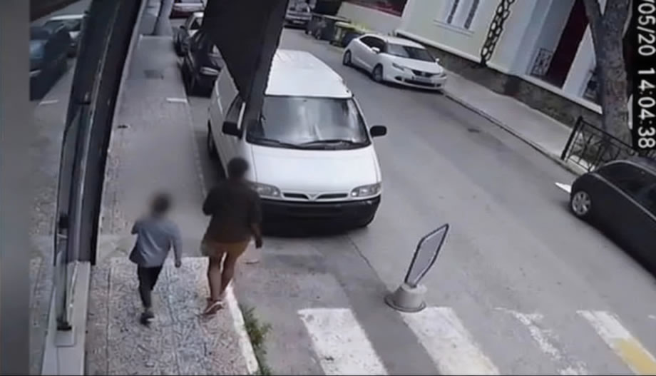 Μενίδι: Παιδί οκτώ ετών λήστεψε ηλικιωμένη – Συνεργός του ένα 16χρονο κορίτσι – ΒΙΝΤΕΟ Μενίδι:-Παιδί-οκτώ-ετών-λήστεψε-ηλικιωμένη-–-Συνεργός-του-ένα-16χρονο-κορίτσι-–-ΒΙΝΤΕΟ